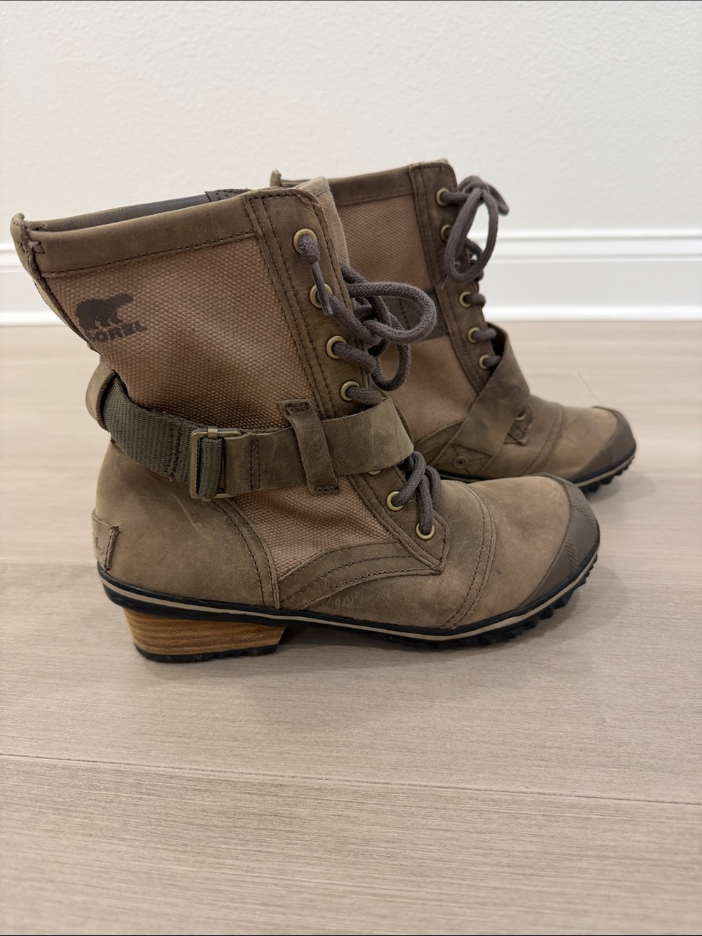 Sorel Women's Trendy Taupe Lace-Up Combat Boots w/strap detail - Sz7